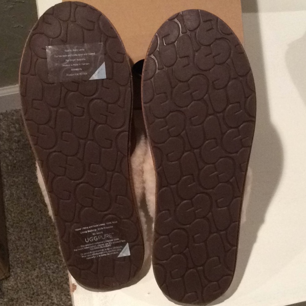 SOLD!  Cozy Shearling house slippers by UGG - Picture 3 of 8
